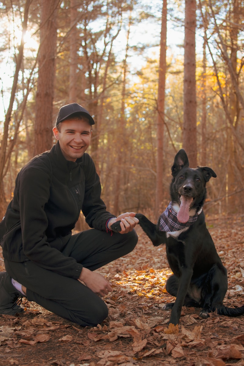 Pedro, educador canino de PiroCan, con su perro
