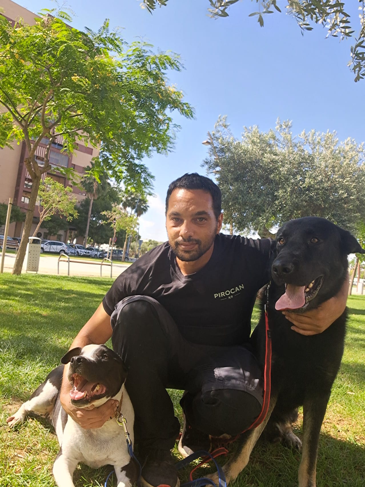 Pedro, educador canino de PiroCan, con su perro
